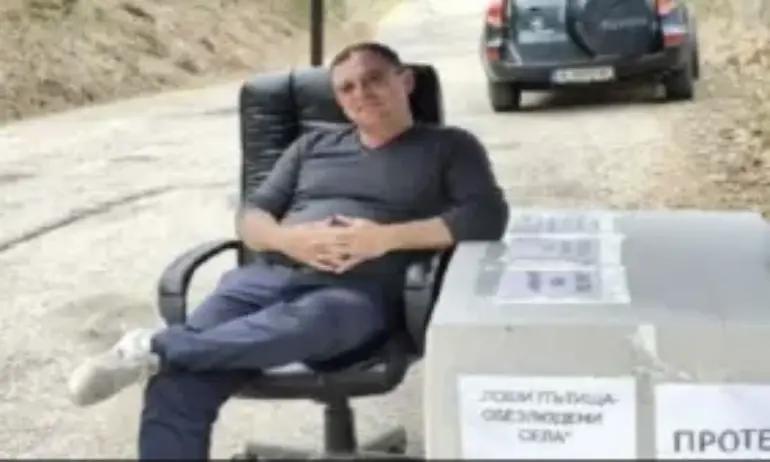 Кмет пренесе бюрото си и работи на пътя в знак на протест - Tribune.bg