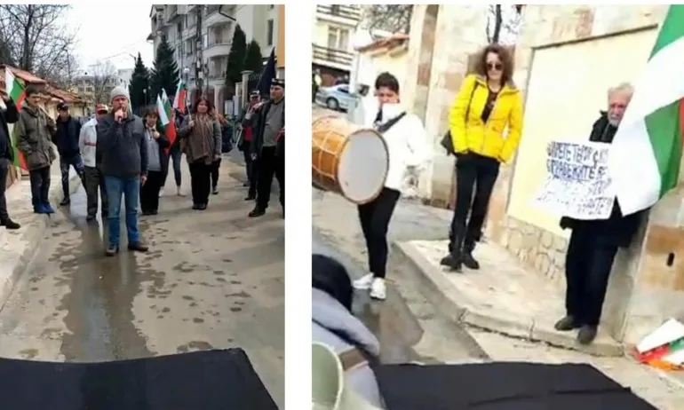 Системата ни убива опънаха черен чаршаф пред родната къща на Борисов - Tribune.bg