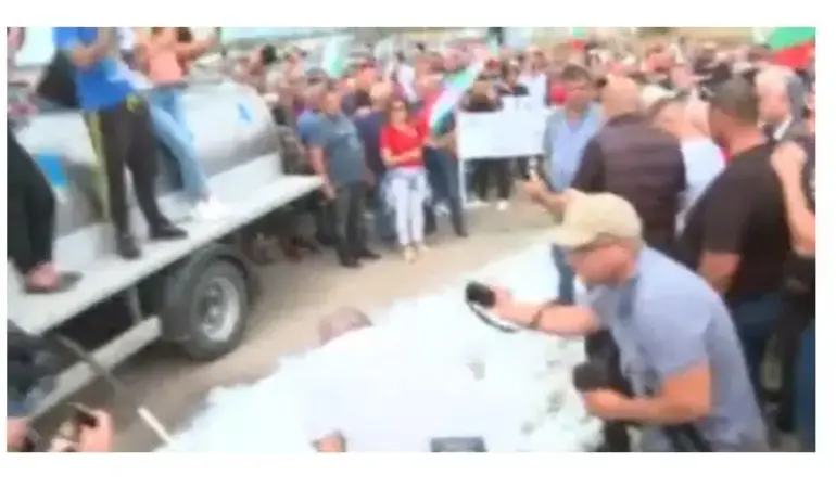 Протестиращите изляха мляко и тъпкаха малини пред земеделския министър - Tribune.bg