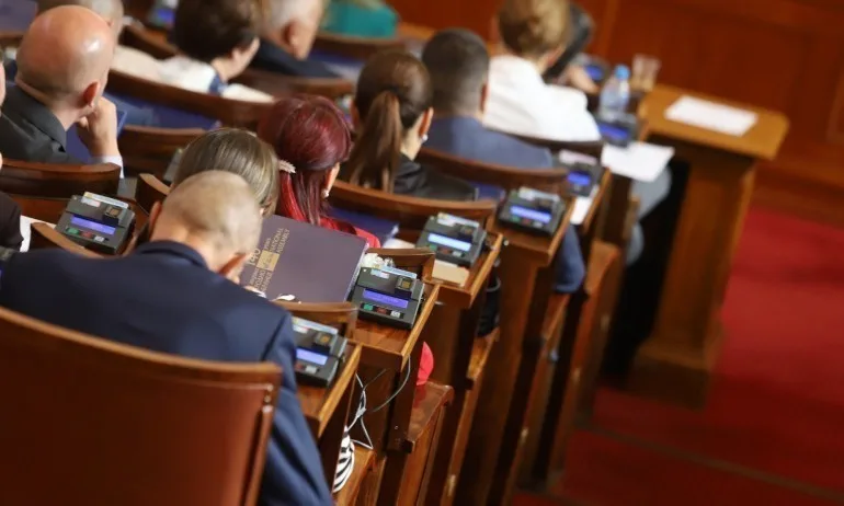 Извънредно заседание на парламента - Tribune.bg