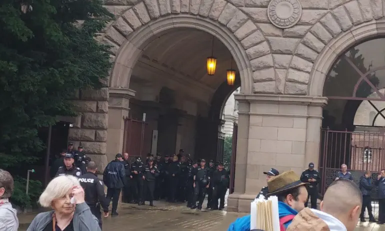 Протест пред президентството и централата на Възраждане: Десетки скандират Радев е позор - Tribune.bg