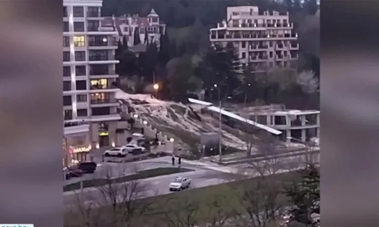 Заради авария: Централен булевард във Варна се превърна в река - Tribune.bg