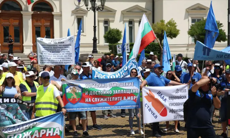 Полицаите протестират под прозорците на Асен Василев, настояват за 10%-ов ръст на заплатите (ВИДЕО/СНИМКИ) - Tribune.bg