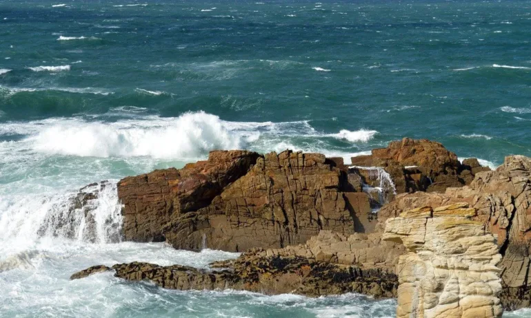 Кораб с трима моряци изчезна край Маслен нос, те предприели рисков риболов за калкани - Tribune.bg