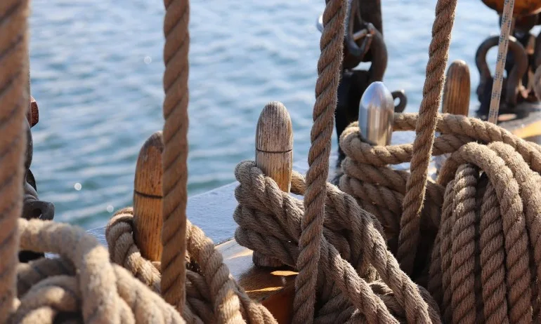 Пирати атакуваха кораб, на който има и български моряци - Tribune.bg