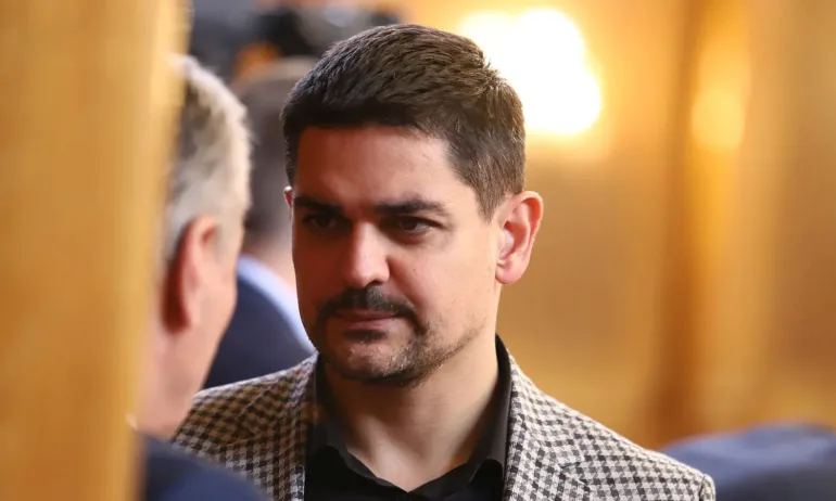 Радостин Василев към откривателя си Трифонов: Остарява като цървул, приятел на мутрите - Tribune.bg