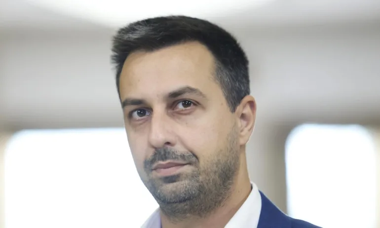 Деян Николов: Директорът с камерите в тоалетните, първо до Васил Терзиев и после обратно в училище - Tribune.bg