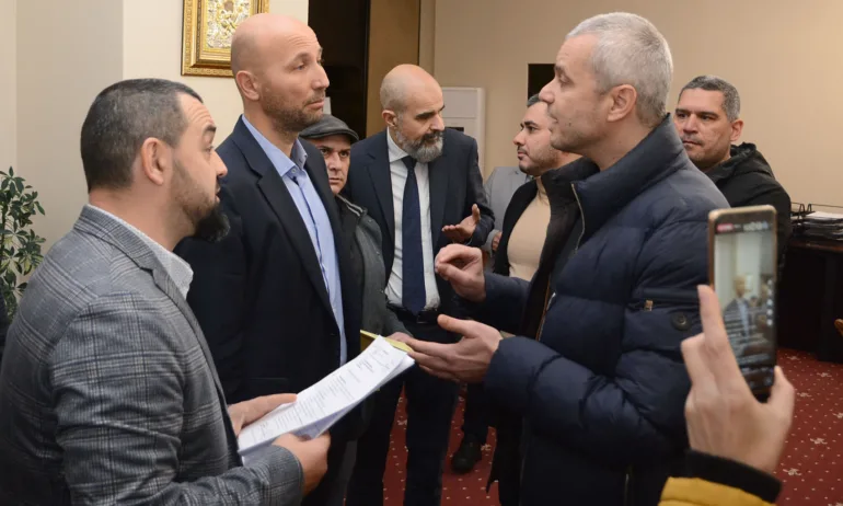 Депутати и общински съветници от Възраждане нахлуха в сградата на Община Варна - Tribune.bg