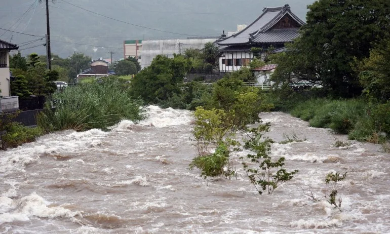 Заради поройни дъждове – евакуираха 850 000 души в Япония - Tribune.bg