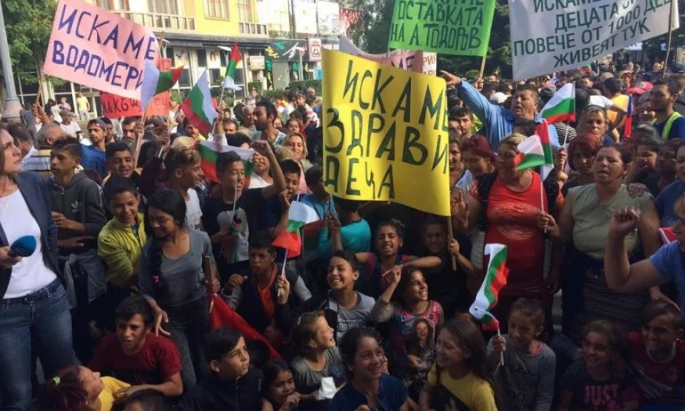 Роми на протест в Бургас – спрели им водата заради неплатени 100 хил. лв. - Tribune.bg