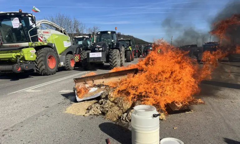 Земеделците с пътни блокади на ключови места. В Бургас се оплакаха от полицейски проверки (СНИМКИ) - Tribune.bg