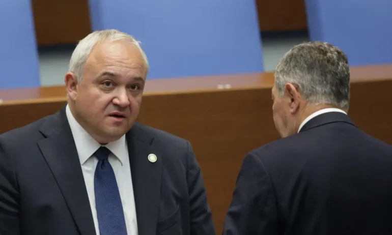 Парламентът изслушва министър Демерджиев заради мантинелите и полетите на Пеевски - Tribune.bg