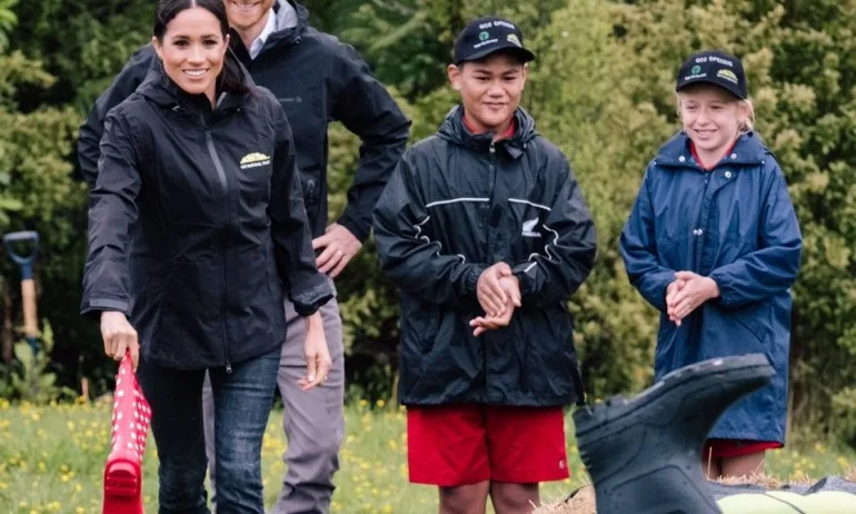 Изненада! Меган е по-добра от съпруга си в хвърлянето на ботуши (СНИМКИ/ВИДЕО) - Tribune.bg