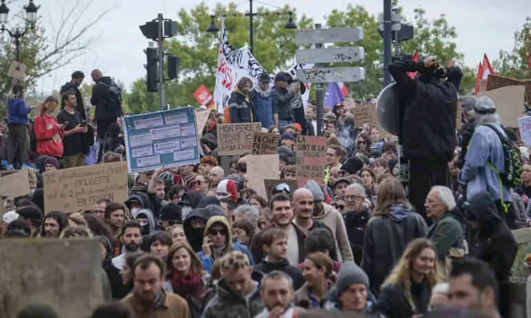 Отново сблъсъци във Франция след поредния масов протест, хиляда души са арестувани - Tribune.bg