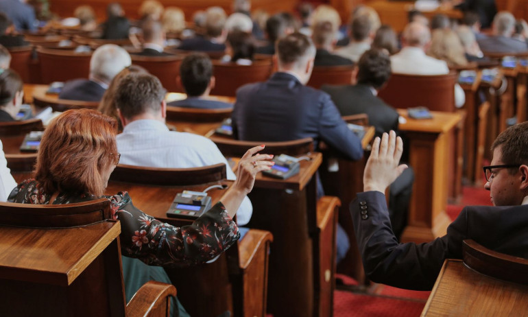 Преди гласуването на вота за недоверие: Плашат депутати с ФБР и Интерпол (СНИМКИ) - Tribune.bg