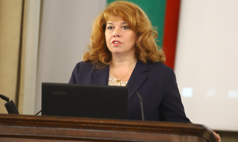 Йотова за обвиненията на Петков към Радев: Да търсиш някой, който да ти е виновен - Tribune.bg