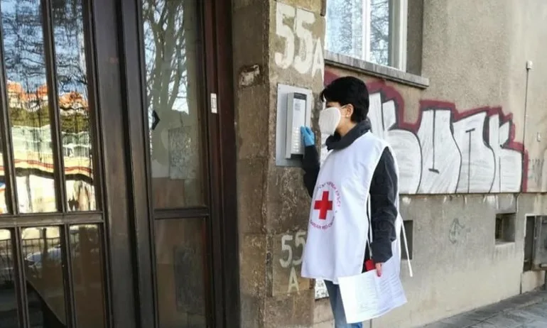 Десислава Атанасова се включи в кампания за раздаване на хранителни продукти на нуждаещи се - Tribune.bg