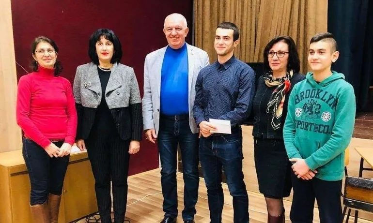 Депутат дели заплатата си с талантлив ученик - Tribune.bg