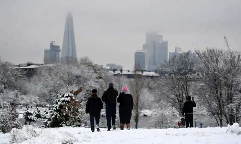 Снежни неволи: Лошото време затрудни пътуването във Великобритания, хиляди без ток в Естония - Tribune.bg