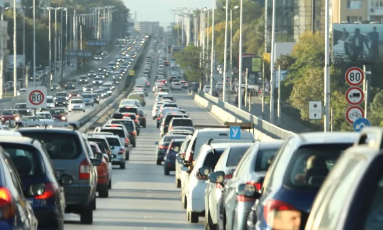 Интензивен трафик по пътищата в страната през последния от почивните дни - Tribune.bg