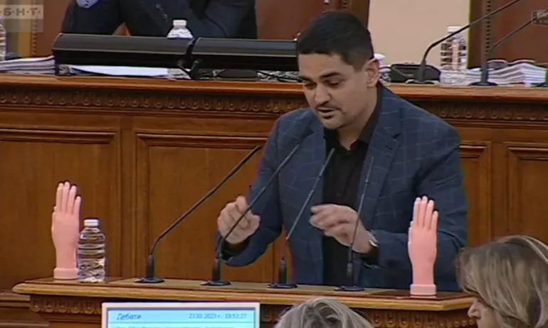 Предозиране: Радостин Василев излезе с две гумени ръце на трибуната - Tribune.bg