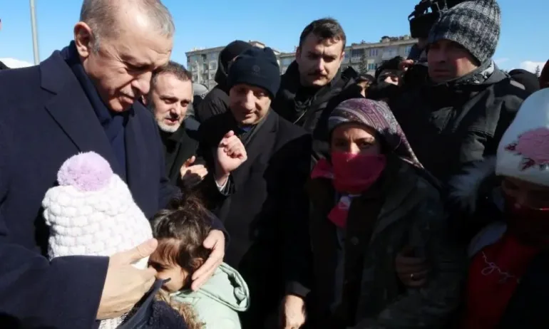 Турският президент пристигна в епицентъра на разрушенията (СНИМКИ) - Tribune.bg