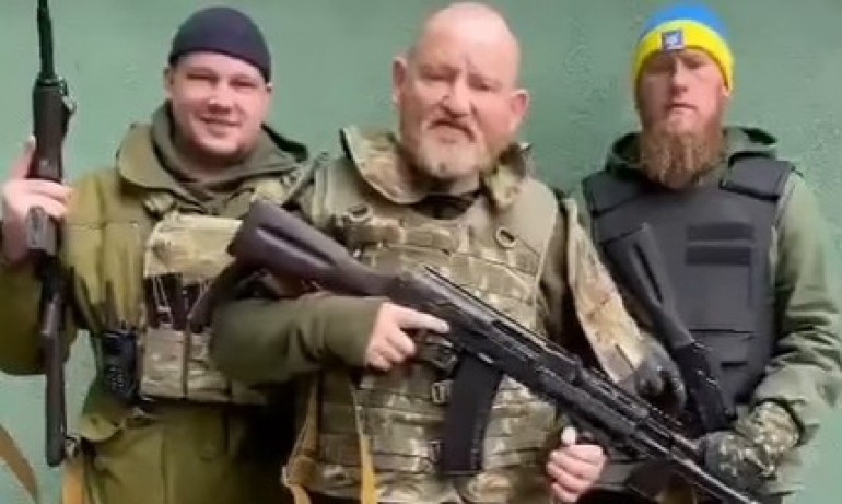 Шотландски ултрас нарами автомат и отиде в Украйна да се бие с руснаците - Tribune.bg