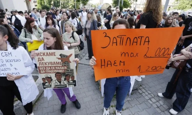 МЗ приема исканията на медиците, но не решава пряко за парите им - Tribune.bg