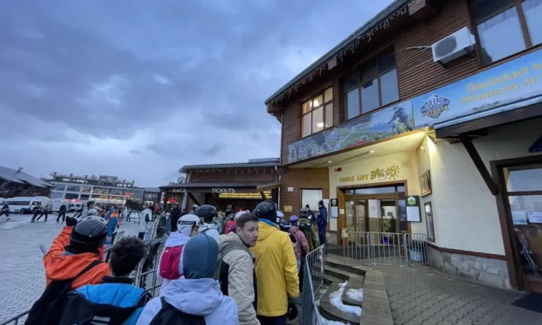 Километрични опашки от туристи за лифта в Банско - Tribune.bg