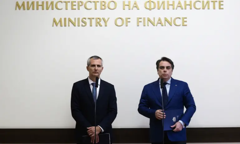 Димитър Илиев и Асен Василев с популистка, но неработеща програмаВ