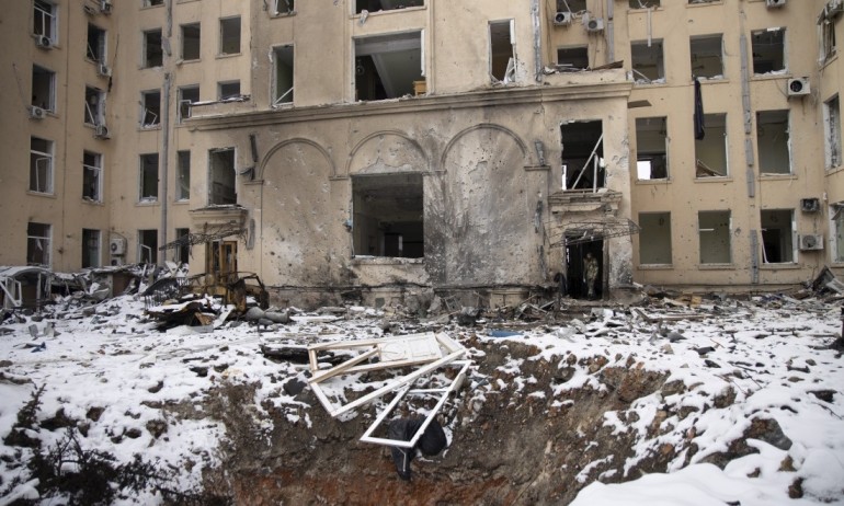 Руските сили атакуваха самолетния завод Антонов, центърът на Харков е в руини (ВИДЕО) - Tribune.bg