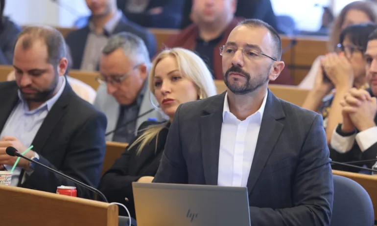 Антон Хекимян: Терзиев трябваше да раздава коледни подаръци противогази на софиянци - Tribune.bg