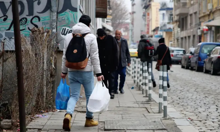 Около Женския пазар е гето: Всеки ден пристигат нови и нови чужденци с куфари. Кой ги води, кой ги настанява? - Tribune.bg