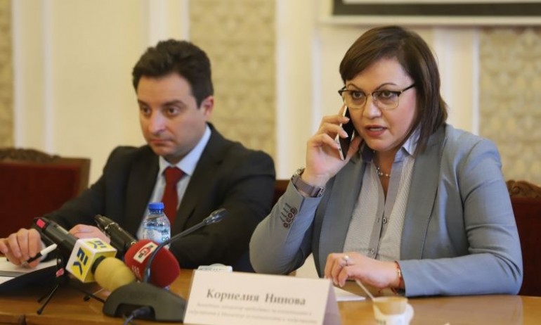 Разцепват министерството на Нинова на две, от там отричат - Tribune.bg