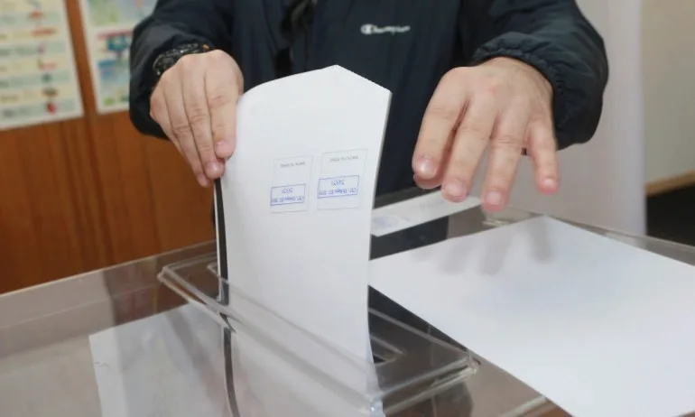 Председател на СИК в Раковски иска от представител на ГЕРБ-СДС пълномощно само с подписа на Борисов - Tribune.bg