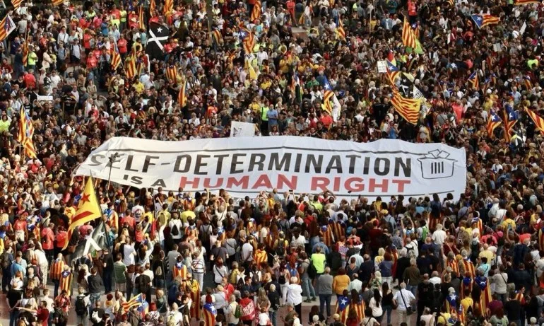 Сблъсъци между демонстранти и полиция в Барселона (ВИДЕО) - Tribune.bg