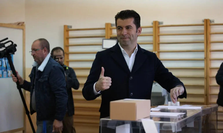Кирил Петков гласува с машина, за да пътува за 3 часа от София до Варна, а не за 5 - Tribune.bg