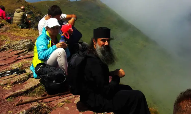 Патриарх Даниил се оказа планинар. Миналата година го засекли на връх Миджур - Tribune.bg