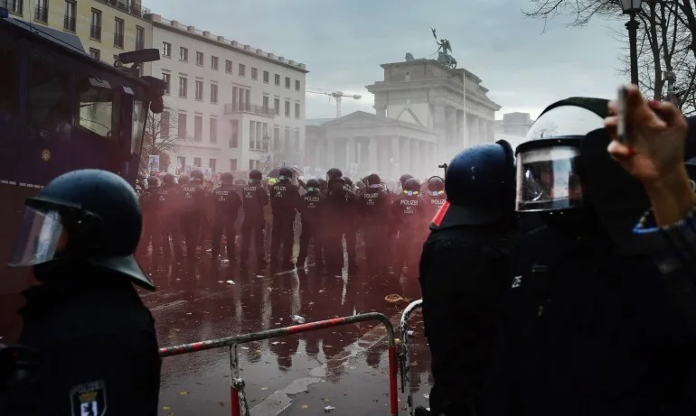 Водни оръдия срещу демонстранти в Берлин, които не искат COVID ограничения (СНИМКИ) - Tribune.bg