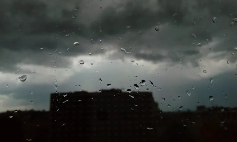 Код жълто за опасни валежи и гръмотевични бури - Tribune.bg