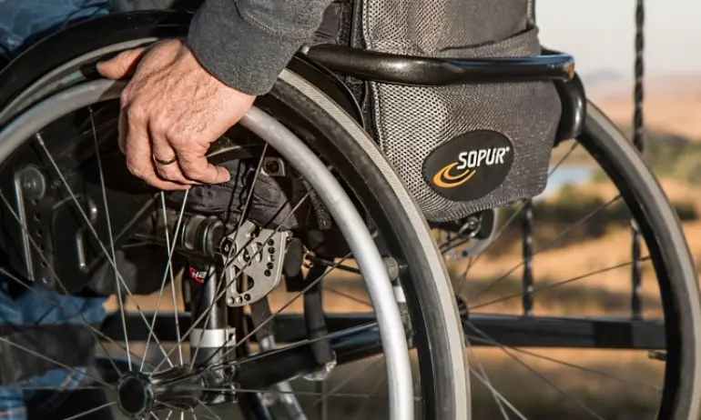 Разкрита е схема за измама с помощни средства за хора с увреждания. Задържаха петима лекари - Tribune.bg