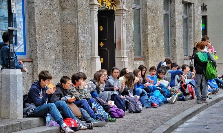 Променят наредба на МОН: До 5 учебни дни за екскурзии и зелени училища - Tribune.bg