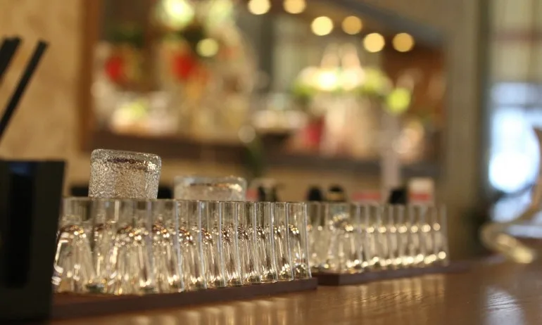 Хванати в нарушение: Заведения в Пловдив работят, въпреки мерките - Tribune.bg