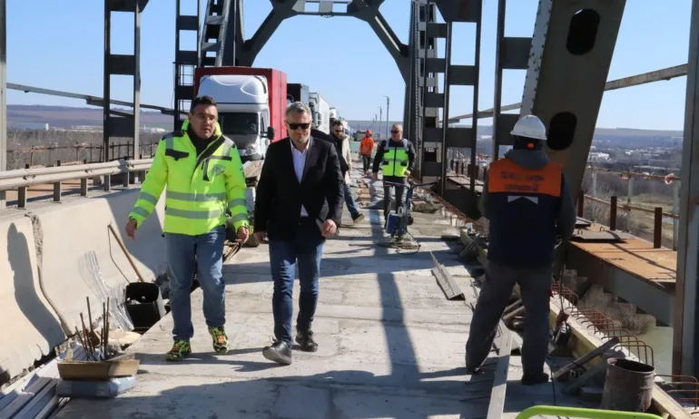 Аварийни ремонти на Дунав мост спират движението за пет часа - Tribune.bg