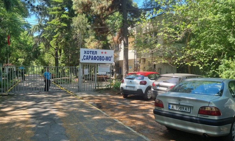 Първите разселени бежанци от хотелските бази пристигнаха в Сарафово и Рибарица - Tribune.bg