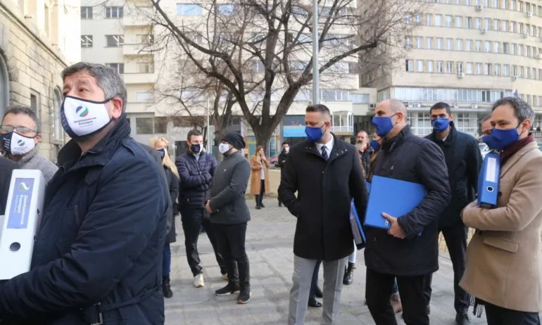 Луда надпревара: Христо Иванов изпревари Цветанов кой да се регистрира първи - Tribune.bg