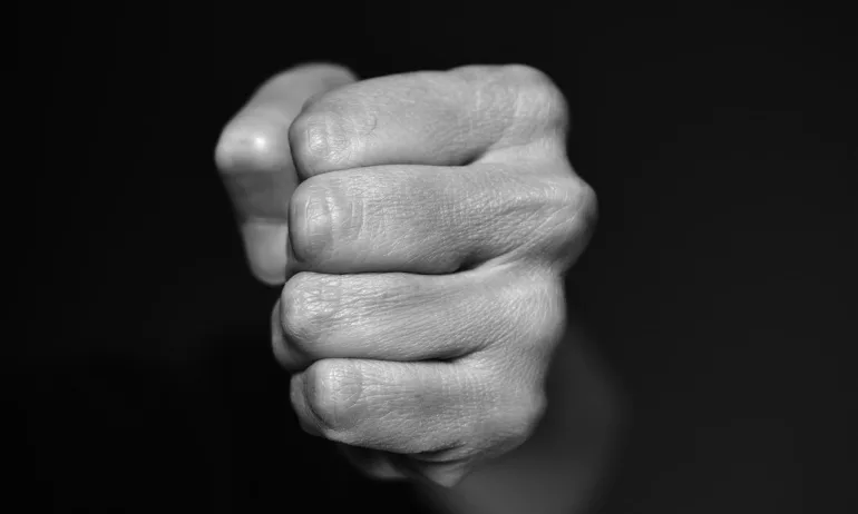 Жестокост: 19-годишен преби майка си и 15-годишно момиче в с. Свобода - Tribune.bg