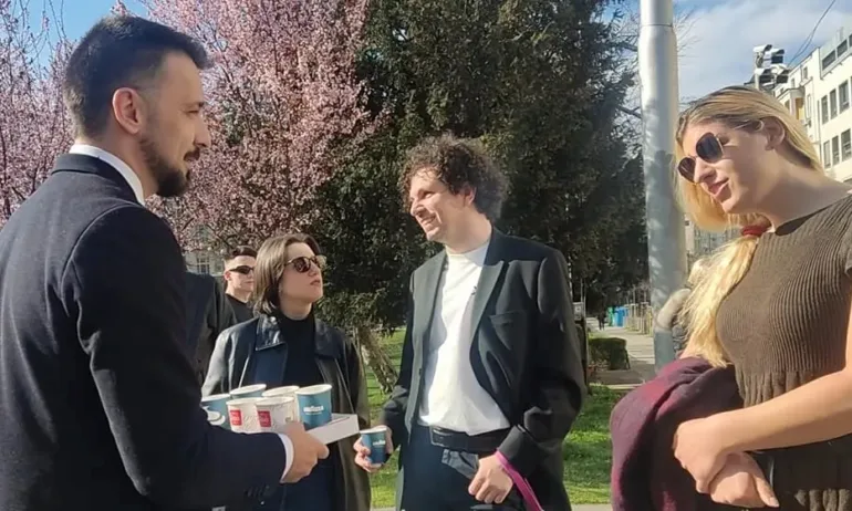 Кристиян Шкварек събужда с кафе унили организатори на Мини Прайд - Tribune.bg