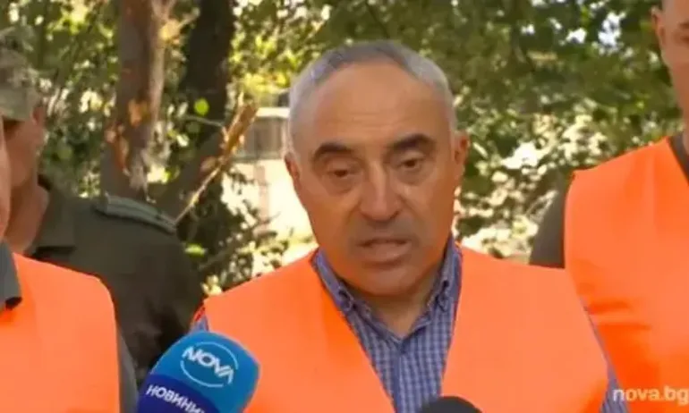 До дни разчистват напълно с. Слатина след наводненията, настаняват в 22 фургона останалите без дом - Tribune.bg