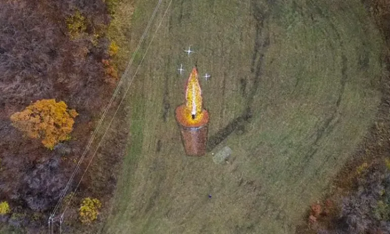 Вивия Ники преобрази Плана планина със своя пети ленд арт проект с пленяваща свещ от есенни листа - Tribune.bg